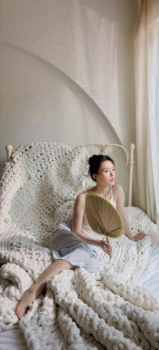 简约清新自然美，林允最新黄裙蝴蝶结高跟鞋造型壁纸，很美