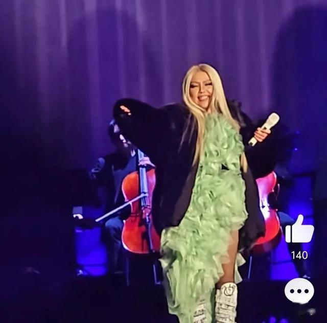 52岁张惠妹最新状态曝光!体重飙升到不敢认,演唱会造型太夸张!