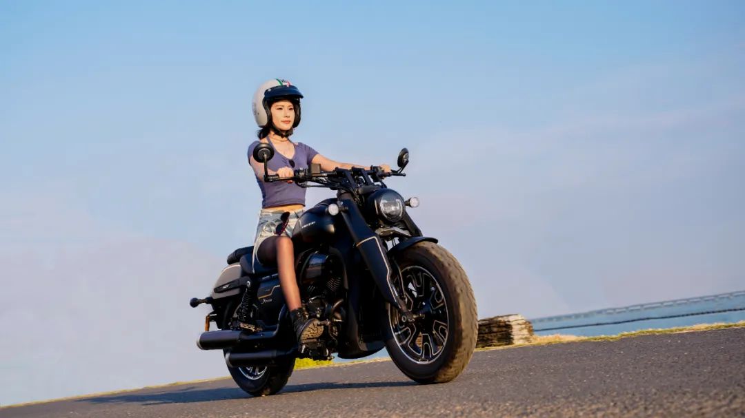 女骑出街,最新搭档:闪400,要好骑也要颜值