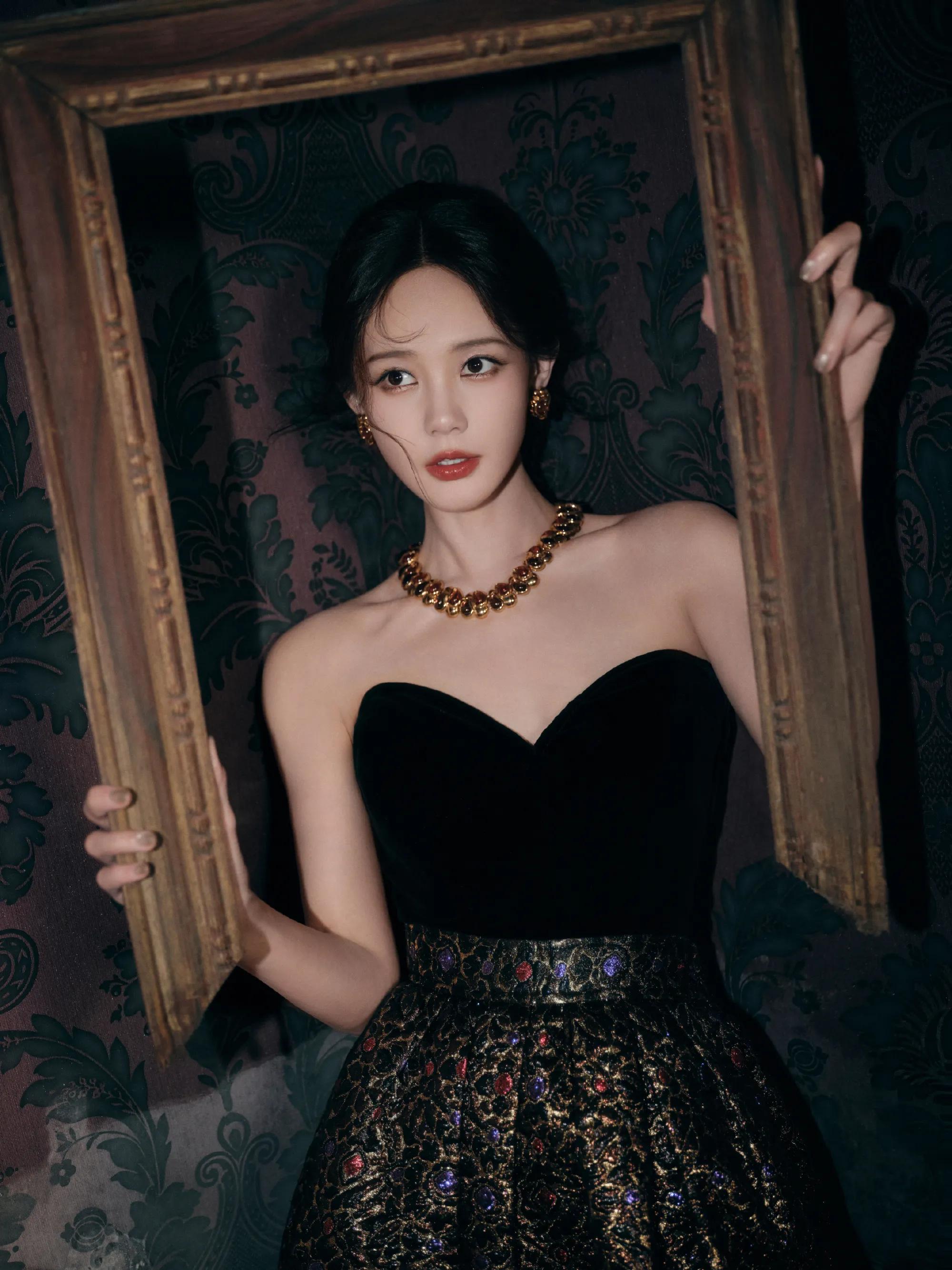 李一桐抹胸礼裙,美得像一幅画