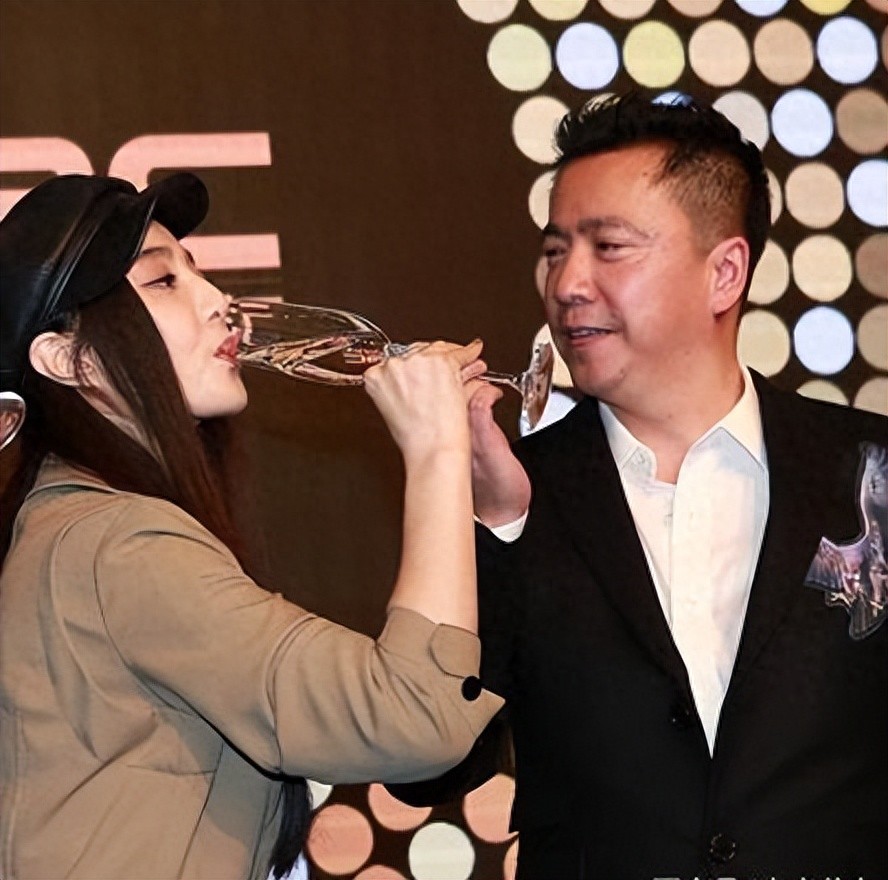 娱圈大佬现状被曝，欠债22亿，搬进“小院”生活，妻子带货还债