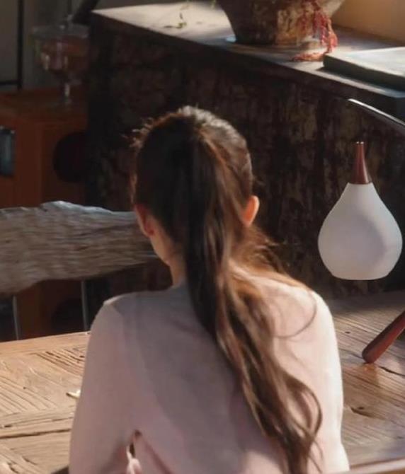 刘亦菲近照曝光：发型变化引热议，发量成关注焦点