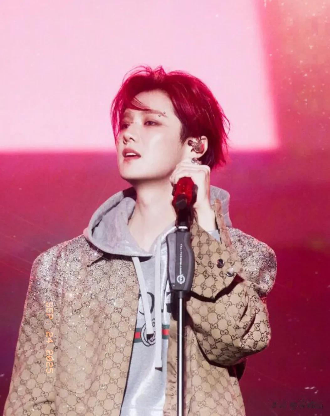 鹿晗现身机场被偶遇,一头红发帅爆了,手中“爱马仕橙”手机抢镜