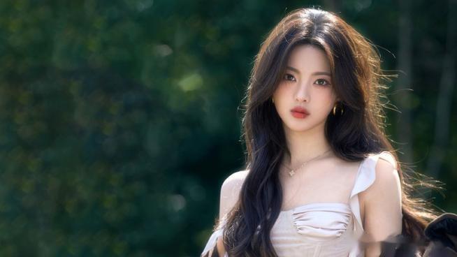 杨超越的美学解析：从平凡女孩到热搜女神