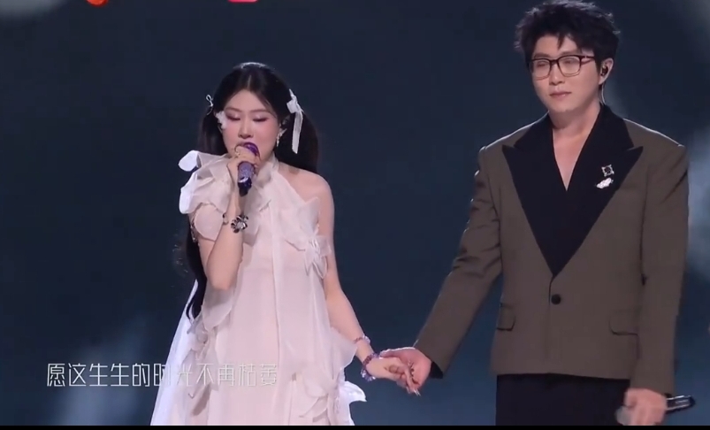 跨年晚会：李川向锤娜丽莎求婚，沈佳润跑调带偏毛不易，沈月假唱