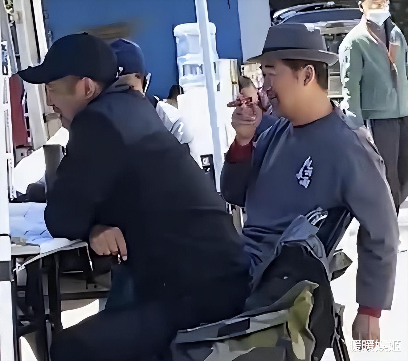 43岁张默独居泰国，生活奢靡与音乐为伴，外网常发黑白照与众不同