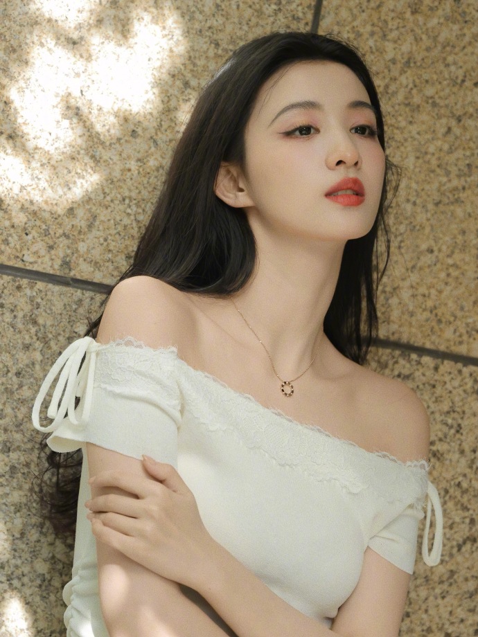 王楚然露肩白裙造型来袭