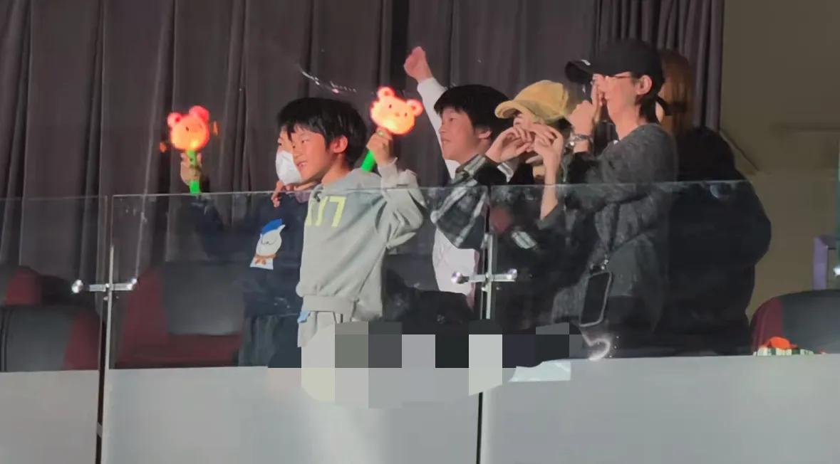 陈妍希带儿子，和谢楠一起去看陆虎演唱会，星星浓眉大眼颜值超高