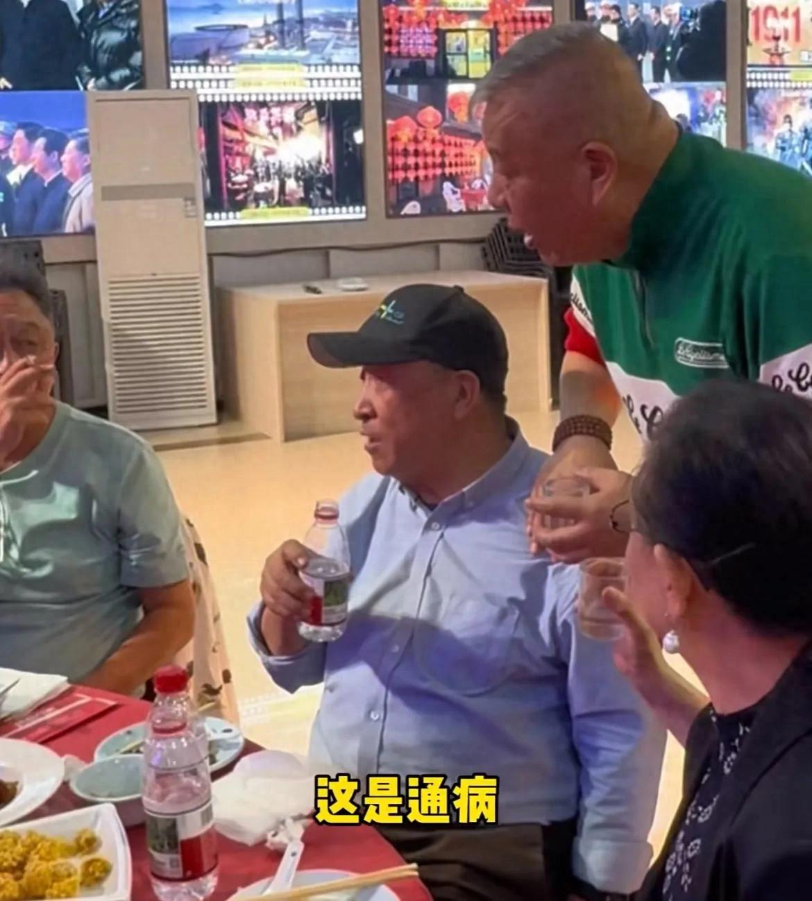 75岁相声名家姜昆近照曝光!与于谦老师同桌吃饭,爱徒刘惠敬酒