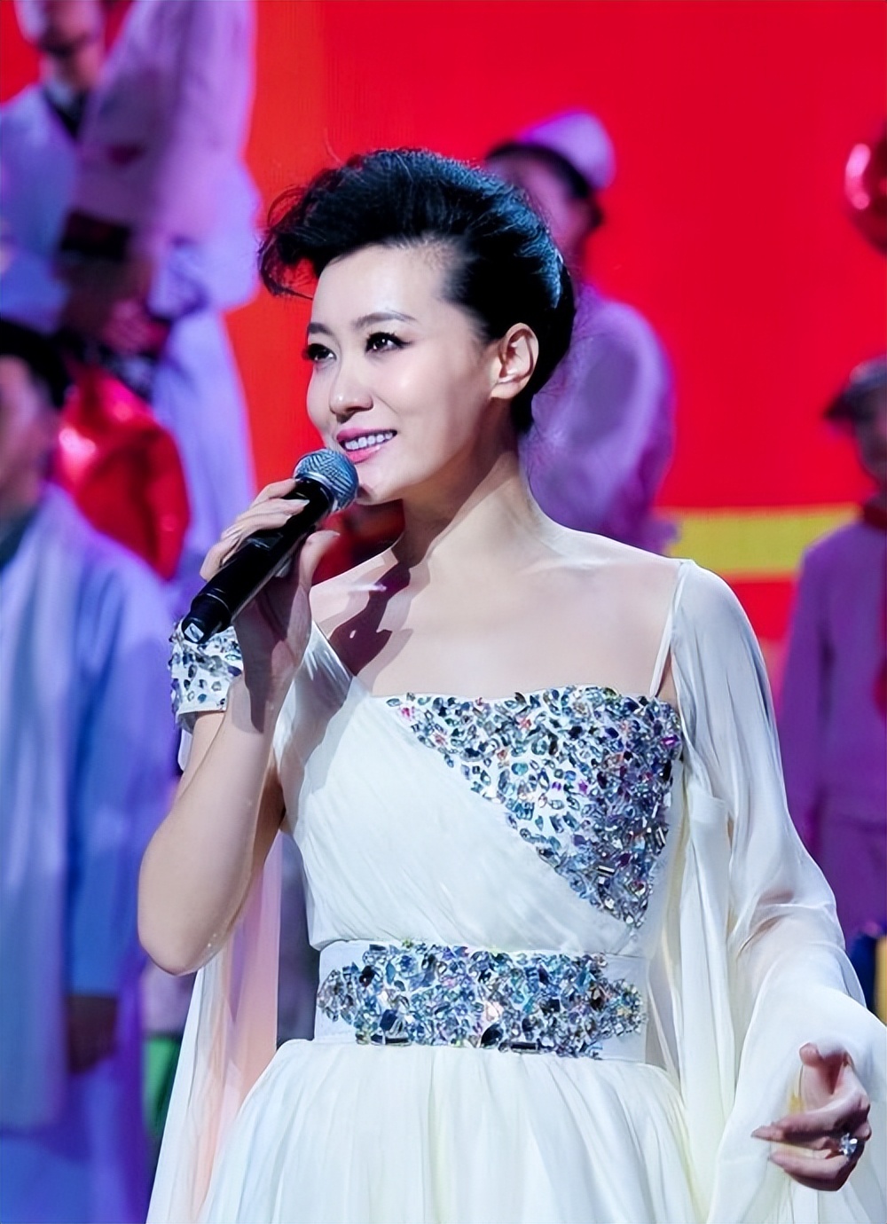 她是著名歌唱家,12次上春晚,嫁院士丈夫生双胞胎,如今怎样了?