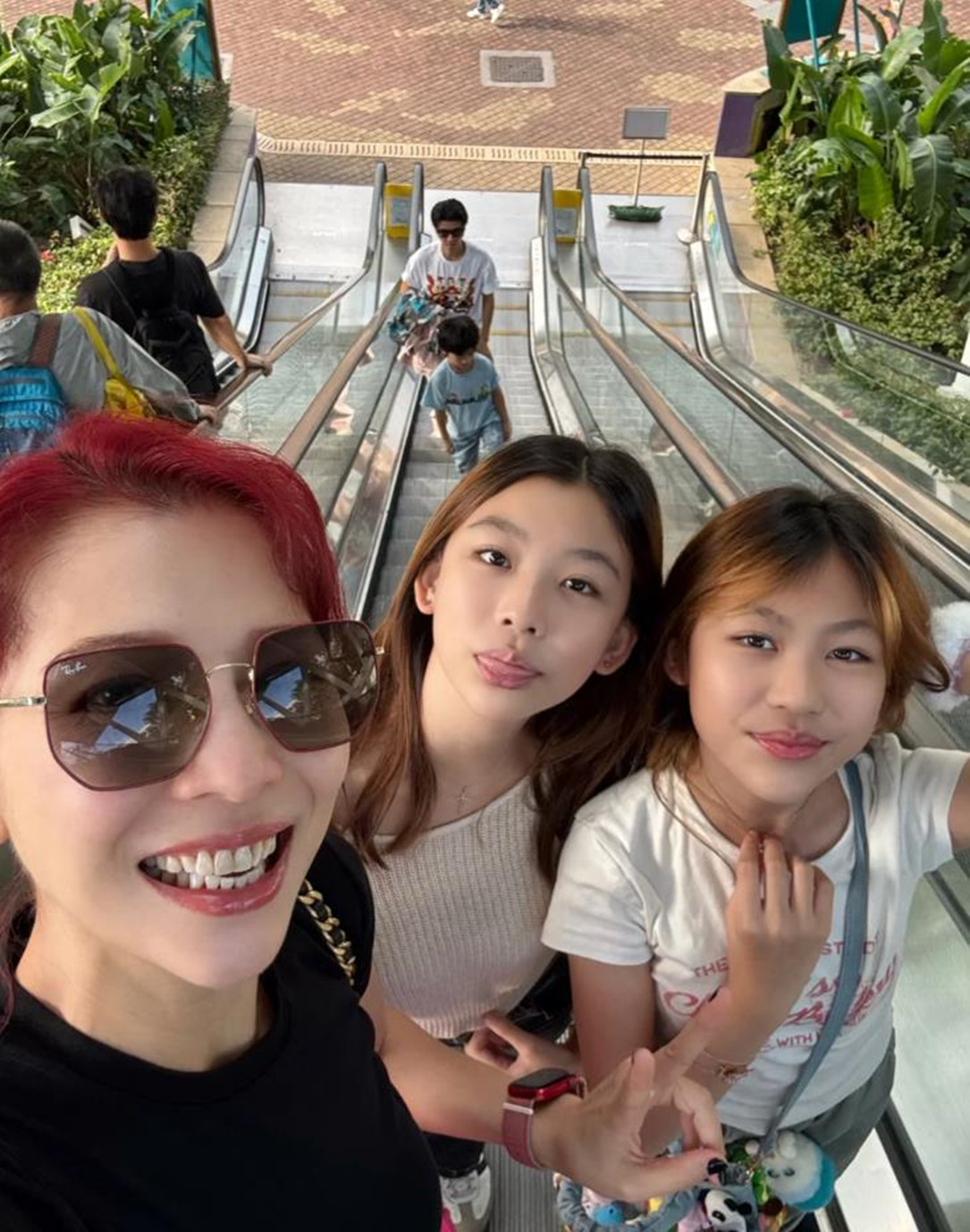 蔡少芬陈法蓉同框 ，52岁时髦58岁能打 ，闺蜜情太戳人！