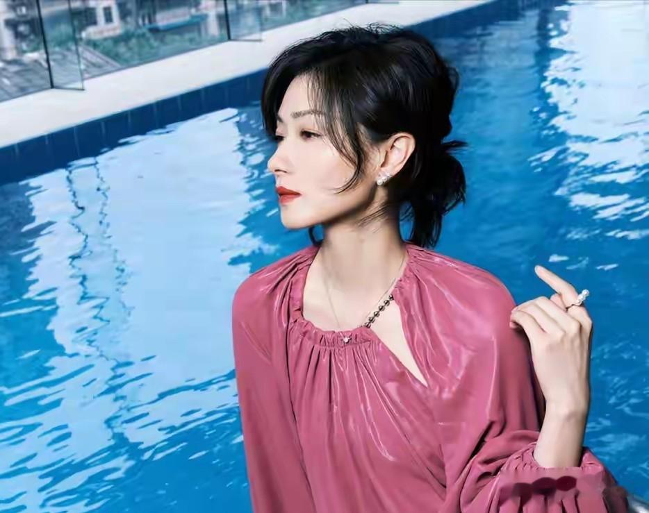 40岁万茜泳池照曝光，湿发马甲线杀疯了，这状态堪比20岁小姑娘