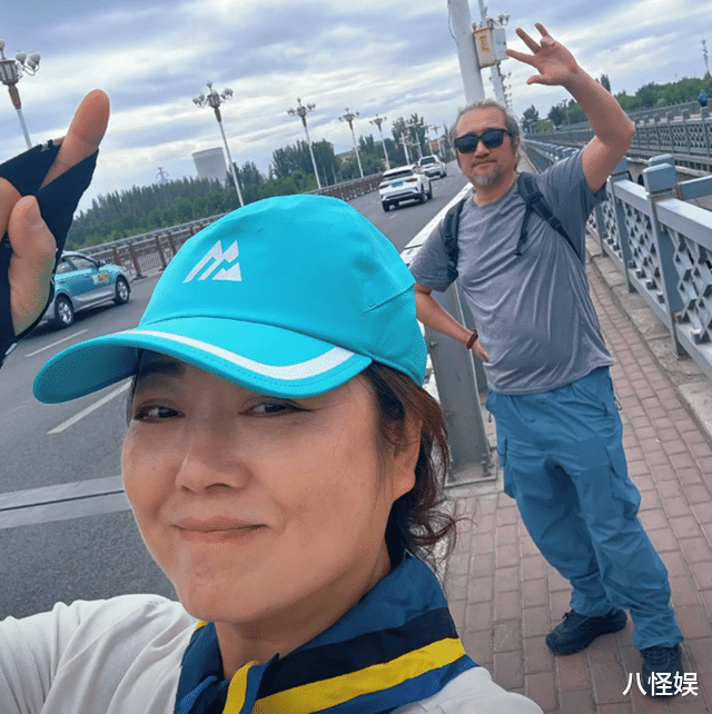 王茜华夫妇新疆度假，沈航打扮的越来越邋遢，夫妻俩看着差20岁