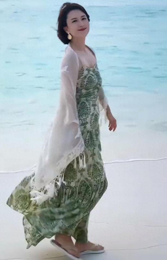 46岁张蕾晒海边度假照！吊带裙造型惊艳，腋下管理太绝了