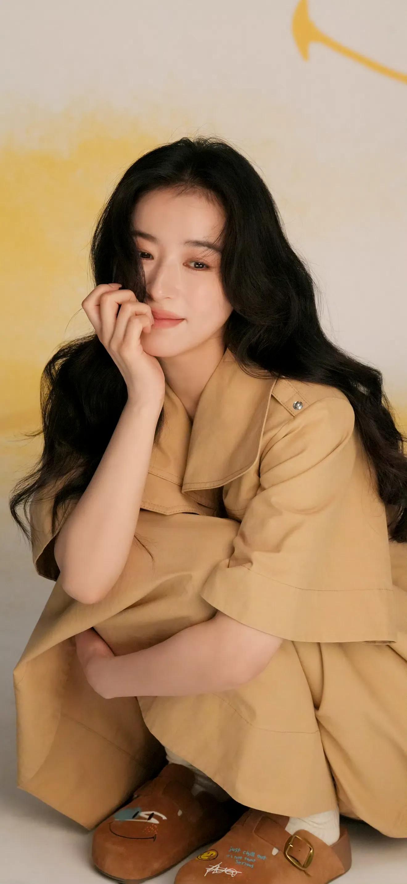 周雨彤松弛感满满壁纸