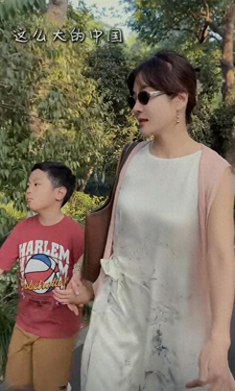 蔡琳带儿子来中国玩20天，还买了百香果带回国，自称在韩国吃不到