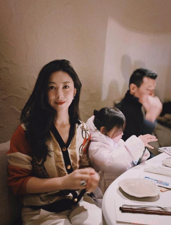 朱珠搂着老公过圣诞！4岁女儿挺小圆肚戴皇冠，岳父母现场夸女婿
