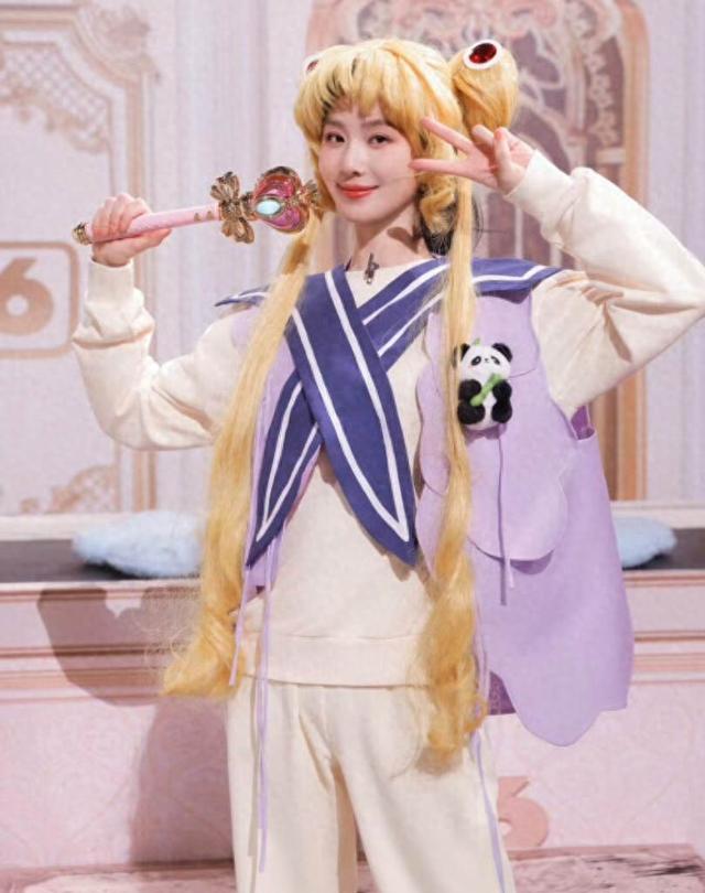 刘诗诗COS王昭君,身穿JK制服,手拿仙女棒,造型超级可爱