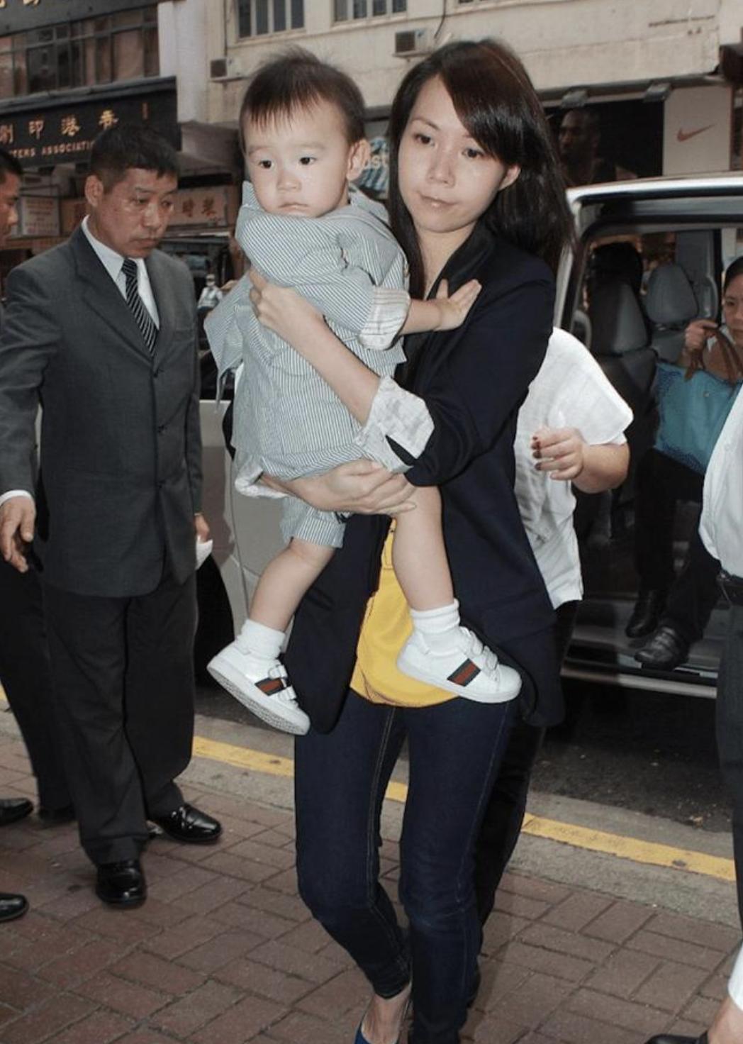 吕丽君儿子与刘銮雄合照曝光，与姐姐搀扶父亲，甘比俩女儿也在场