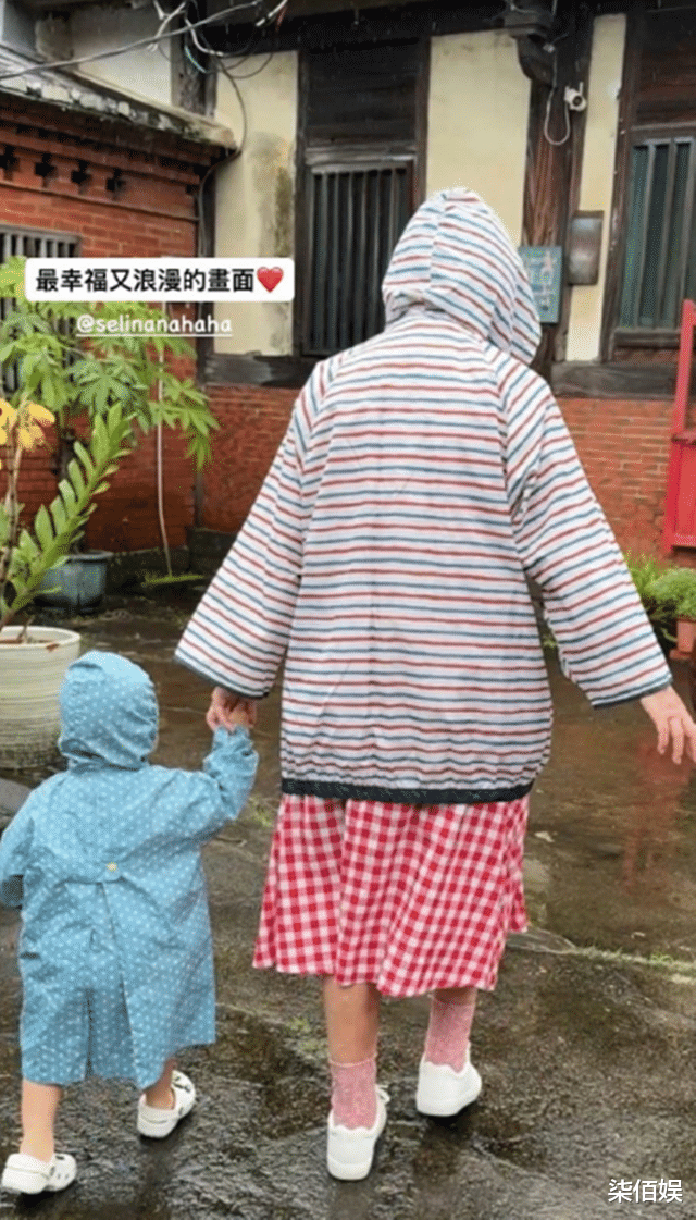 任家萱带男友儿子看演出，背爱马仕穿短裤露出疤痕，腰果并不害怕