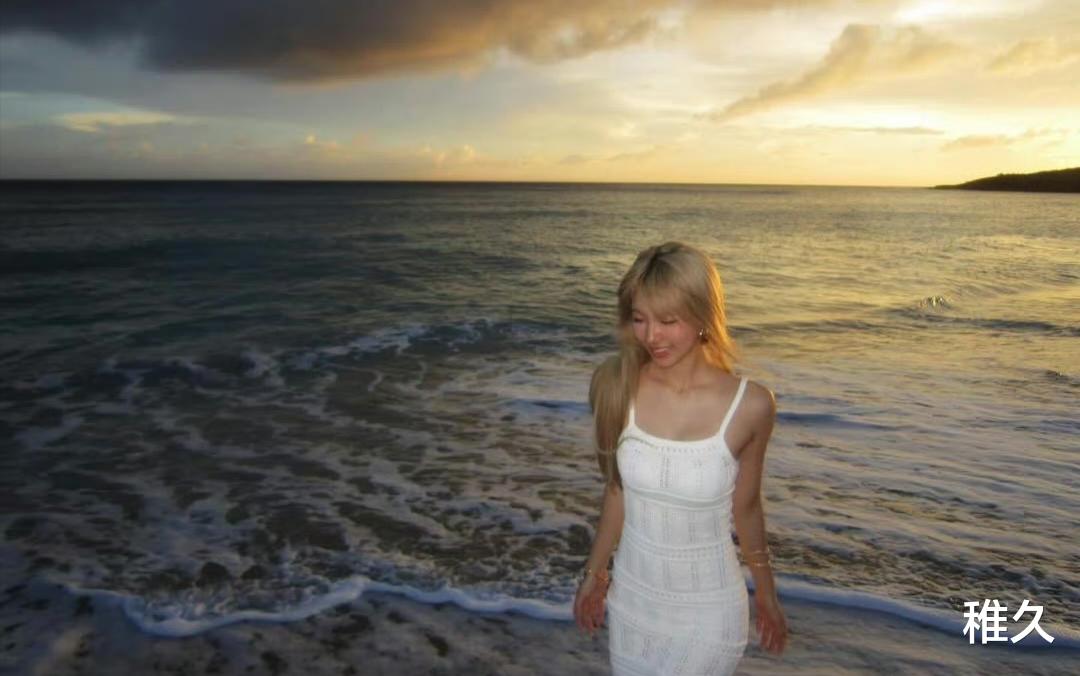 17岁许曦文金发封神!海边逆光照美到失语