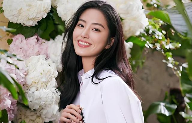 ?近日，32岁的杨采钰毫无保留地公开了自己的孕肚照