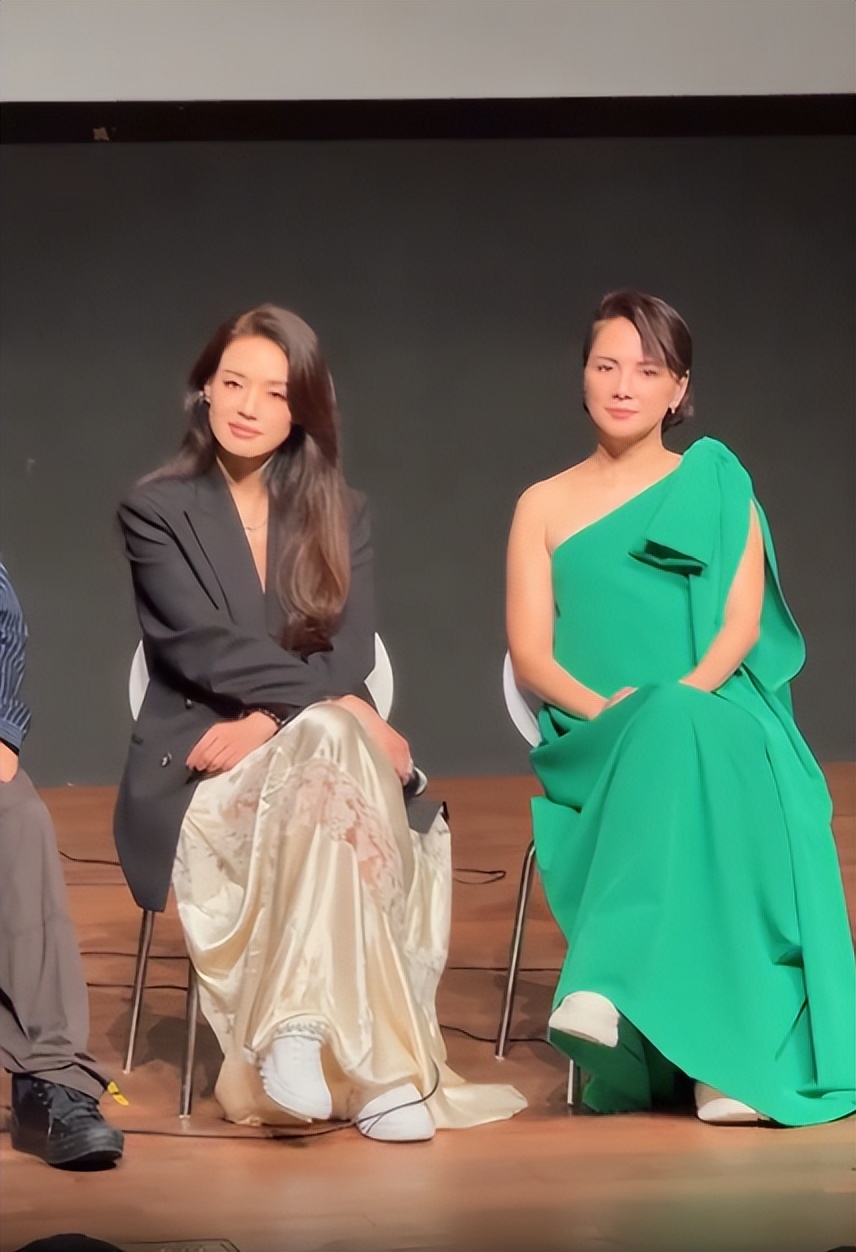 釜山电影节,舒淇穿“蕾丝睡裙”惊艳全场,脸上的褶子都是加分项