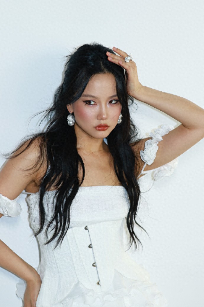 黄龄今日份营业写真，白裙配长筒靴真美啊