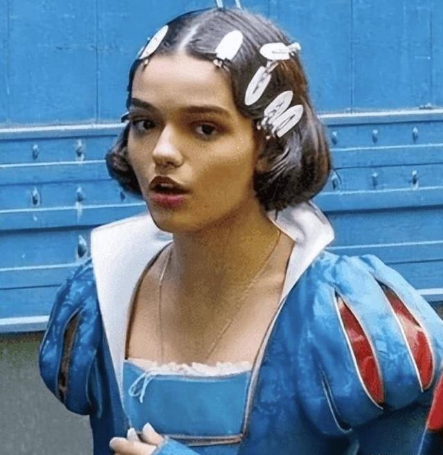 《白雪公主》亏损超14.5亿, 演员曾因歧视亚裔遭围攻, 狂删中文评论