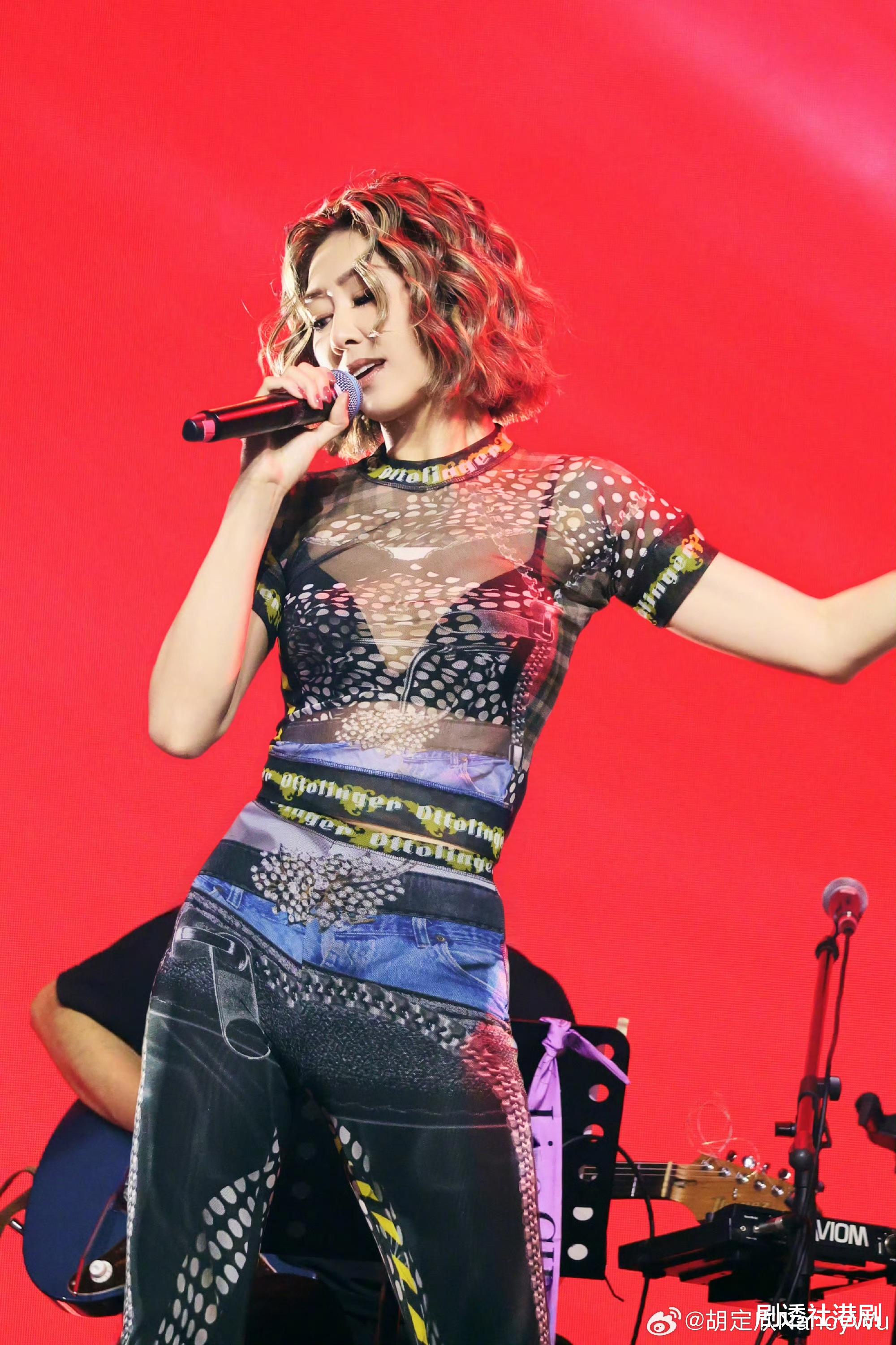 TVB视后晒家中新置圣诞树！意外曝光豪宅内景，两个月前突爆婚讯