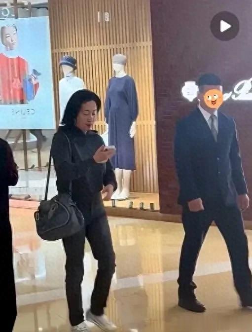 何超琼大年初二逛商场!一身运动装,包包是十多年前的款,好低调