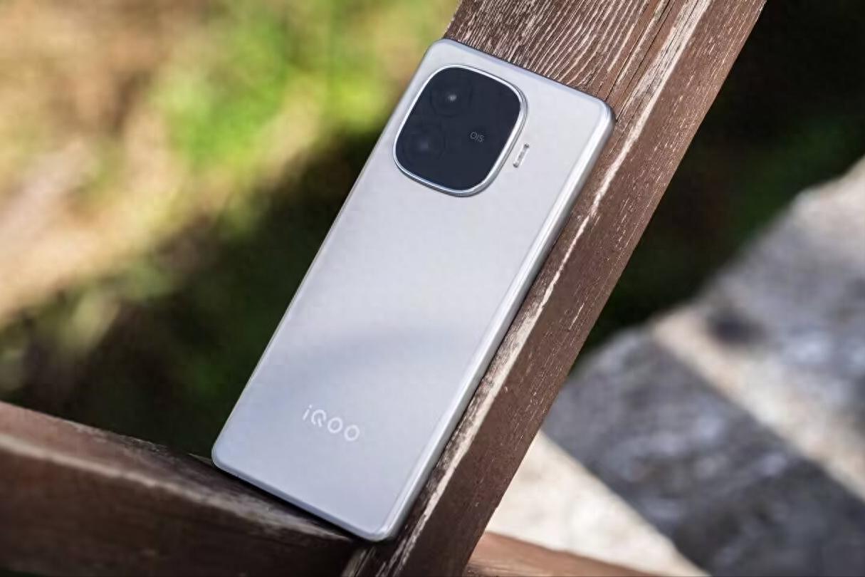 天璣9300+手機跌至1529元，144HZ直屏+3840HZ+6400mAh