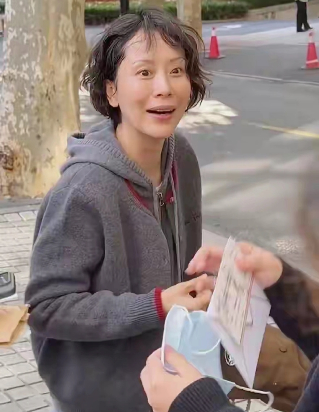 海清元旦在家请客包饺子，北京豪宅装修大气，她戴围裙熟练擀饺皮