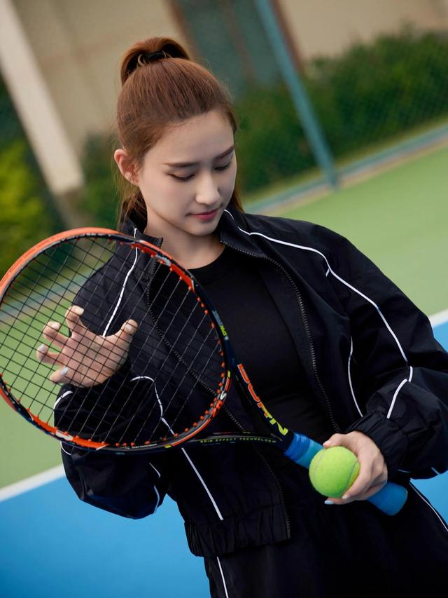 何超莲运动健身美照，高马尾活力满满