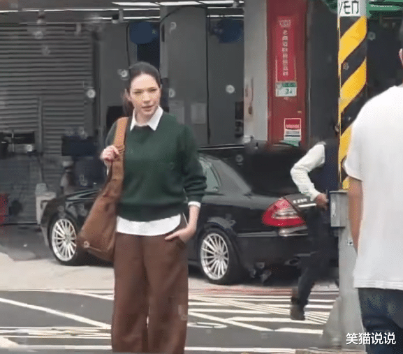 网友台北偶遇许玮甯,产后复出工作很认真,皮肤白皙气质出众