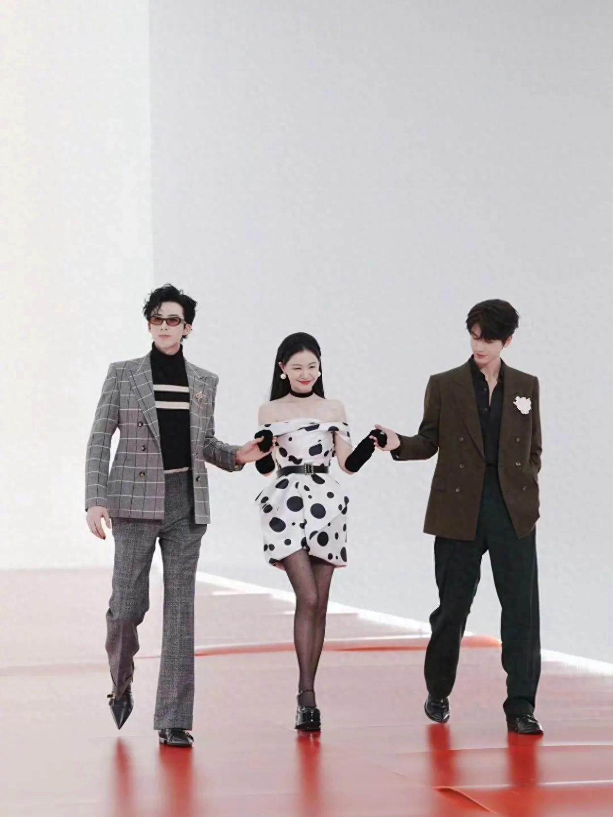 刘宇宁牵手金靖走红毯,霸道总裁既视感,就是衣服太“老气”