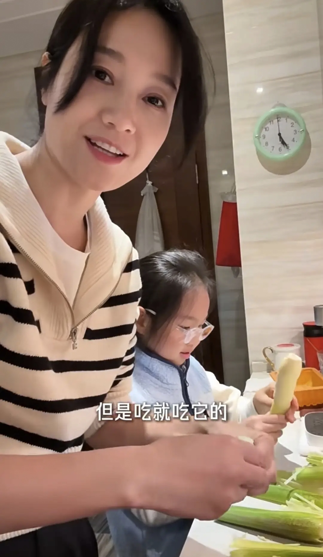 朱丹回绍兴老家，穿长田靴割茭白，摘菜拔萝卜，父母都很朴实