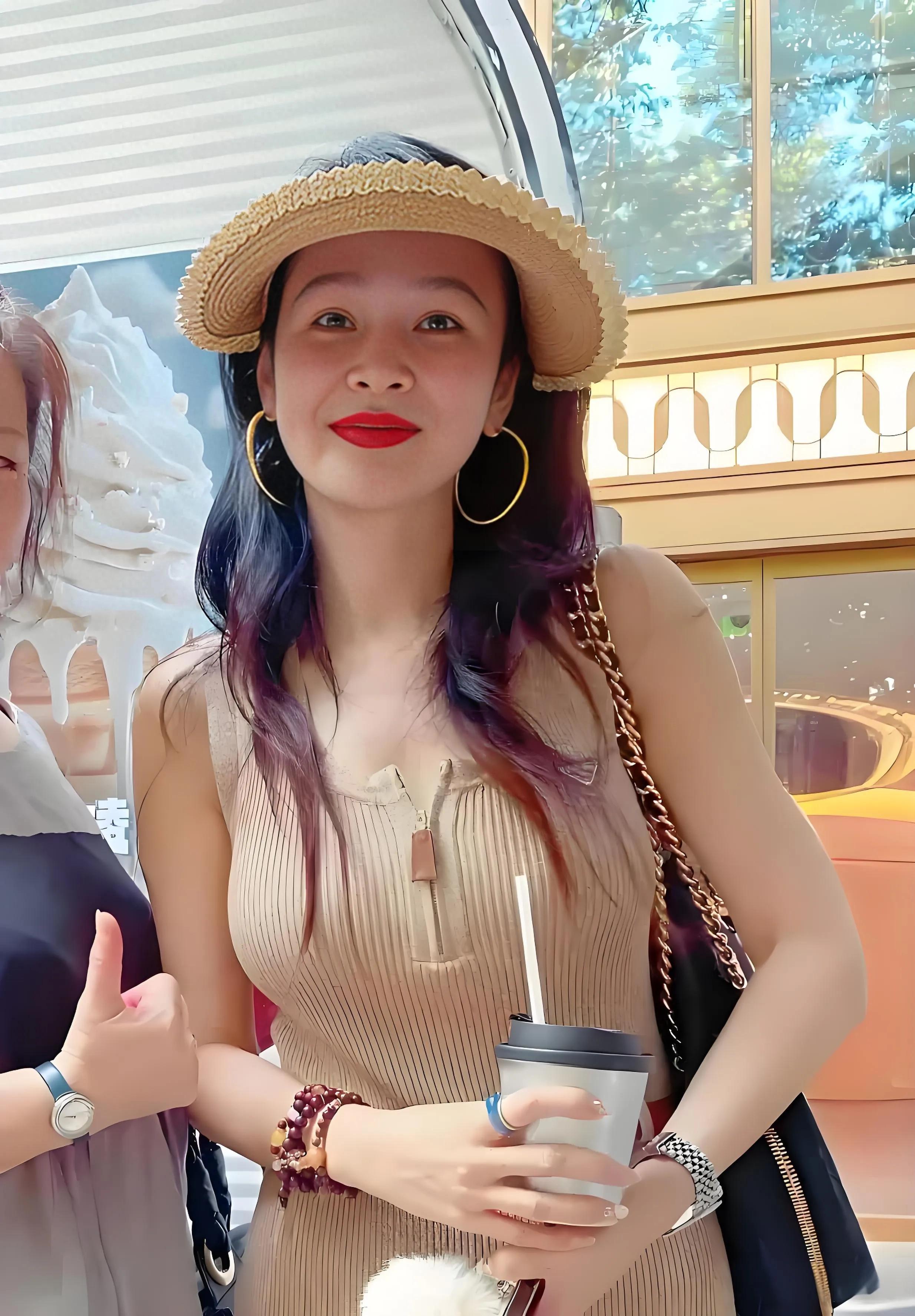 不敢相信!42岁于明加街头依旧火辣,两个女儿简直是“颜值遗传”