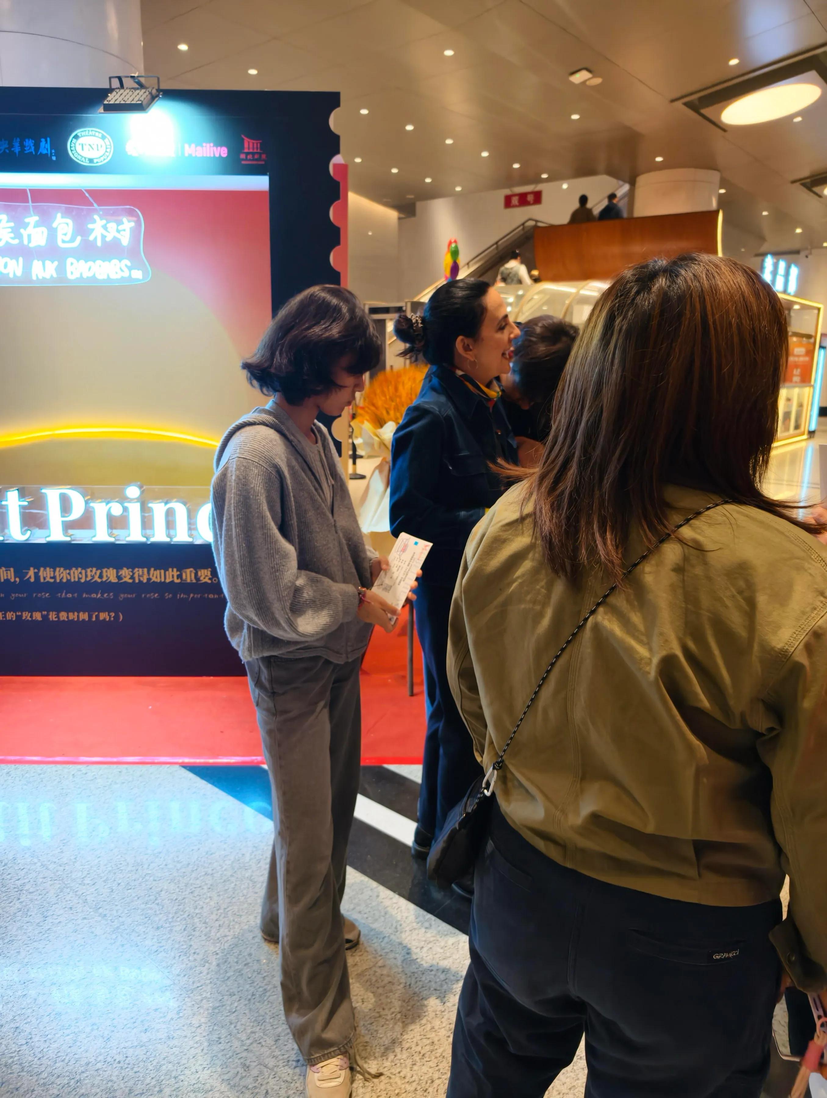 偶遇刘烨妻子安娜带俩儿女看演出,诺一亲吻妈妈脸颊,撒娇好可爱