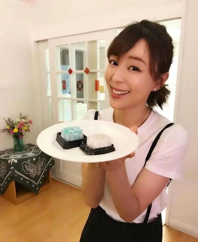 张静初还在宣传吃素，网友群嘲别害人了，为带货啥也敢说