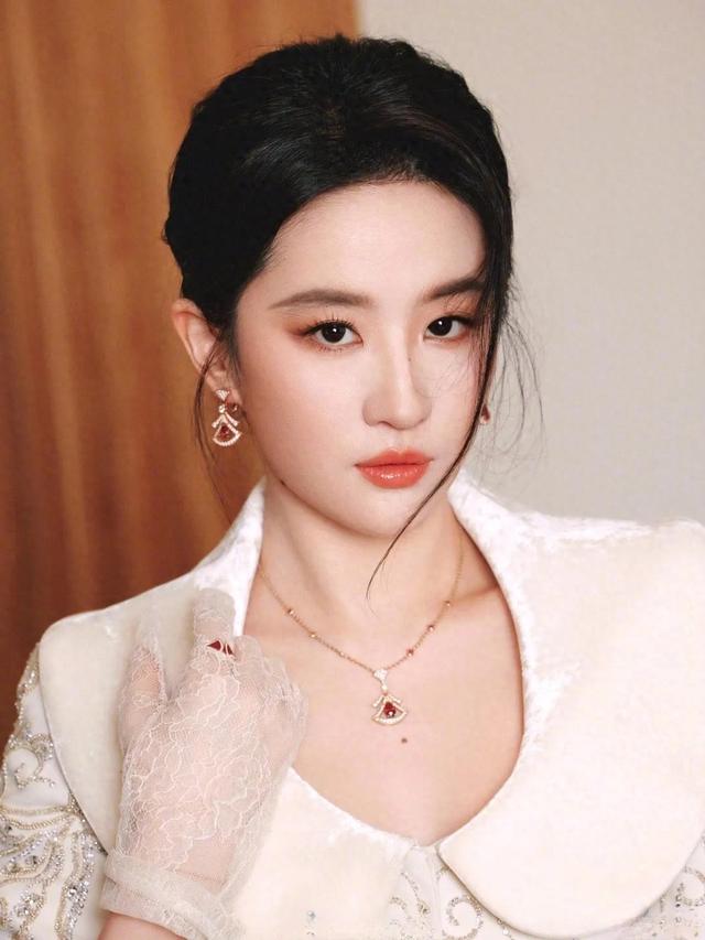 刘亦菲气质优雅迷人