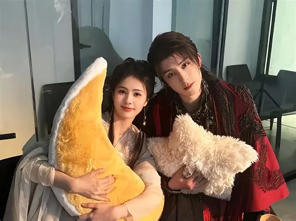 没想到，12月刚开始，白鹿就以“这种方式”给整个娱乐圈上了一课