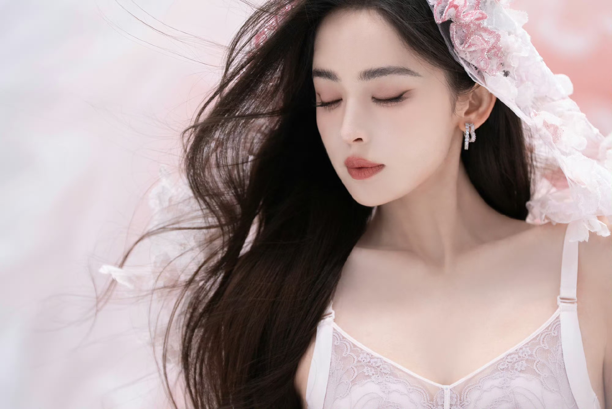 古力娜扎——花瓣蕾丝胸衣的诱惑
