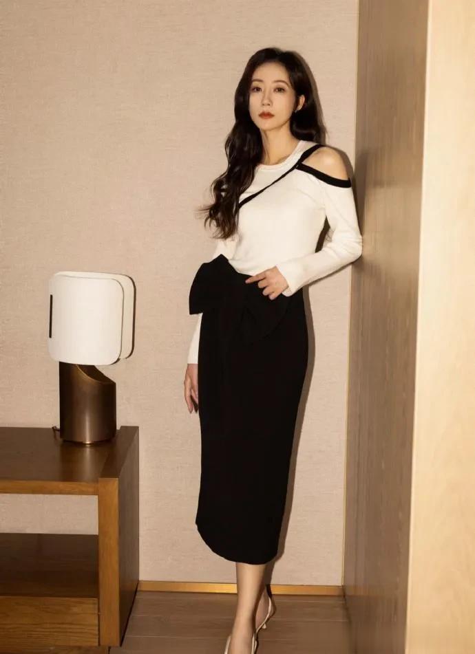 韩雪的气质不一般！穿白色针织衫+黑色半裙，简约又高级！