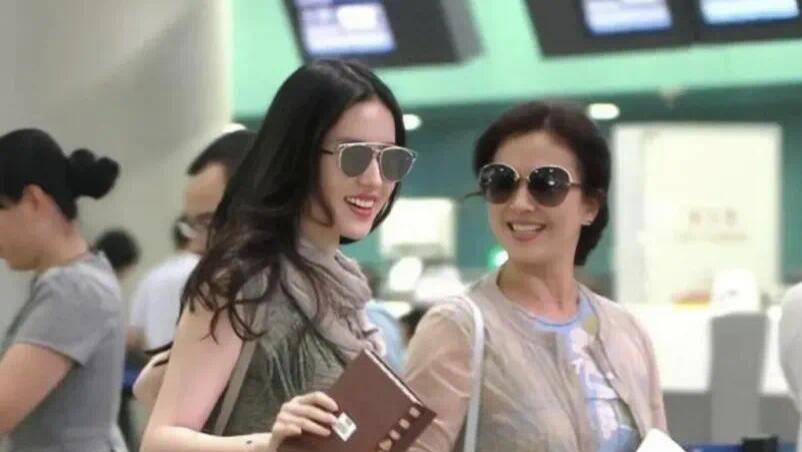 刘亦菲母女机场同框，神仙基因再上热搜！