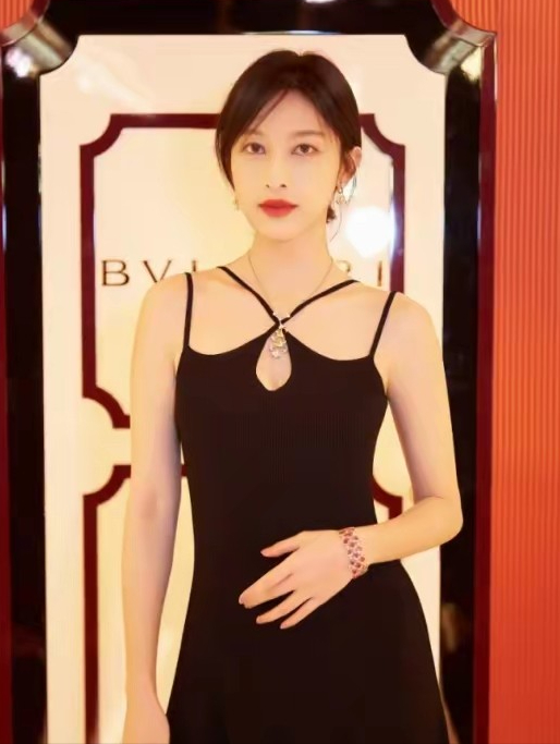 她比杨幂丰满，腿比唐嫣长，皮肤比刘亦菲白，可惜出道多年还没红