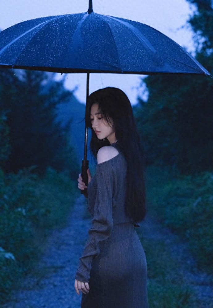 景甜简直是雨中百合！美的人神共愤了。