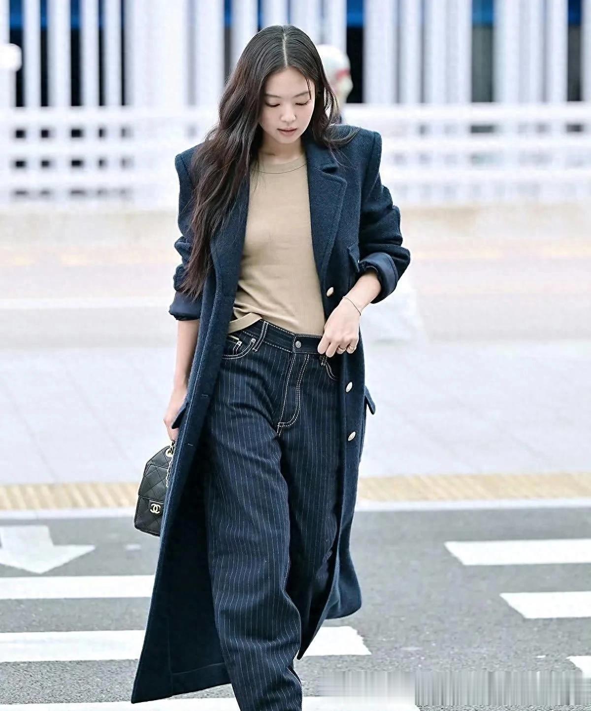 2025秋冬流行蓝色系!继刘诗诗后Jennie一袭蓝色长大衣,美出圈儿