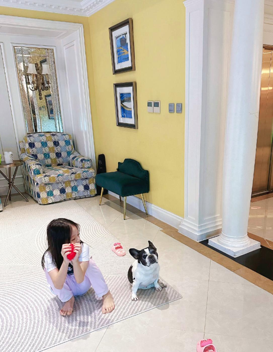 贾晓晨幸福晒照，大女儿帮带狗小女儿给包饺子，孩子大了开始享福