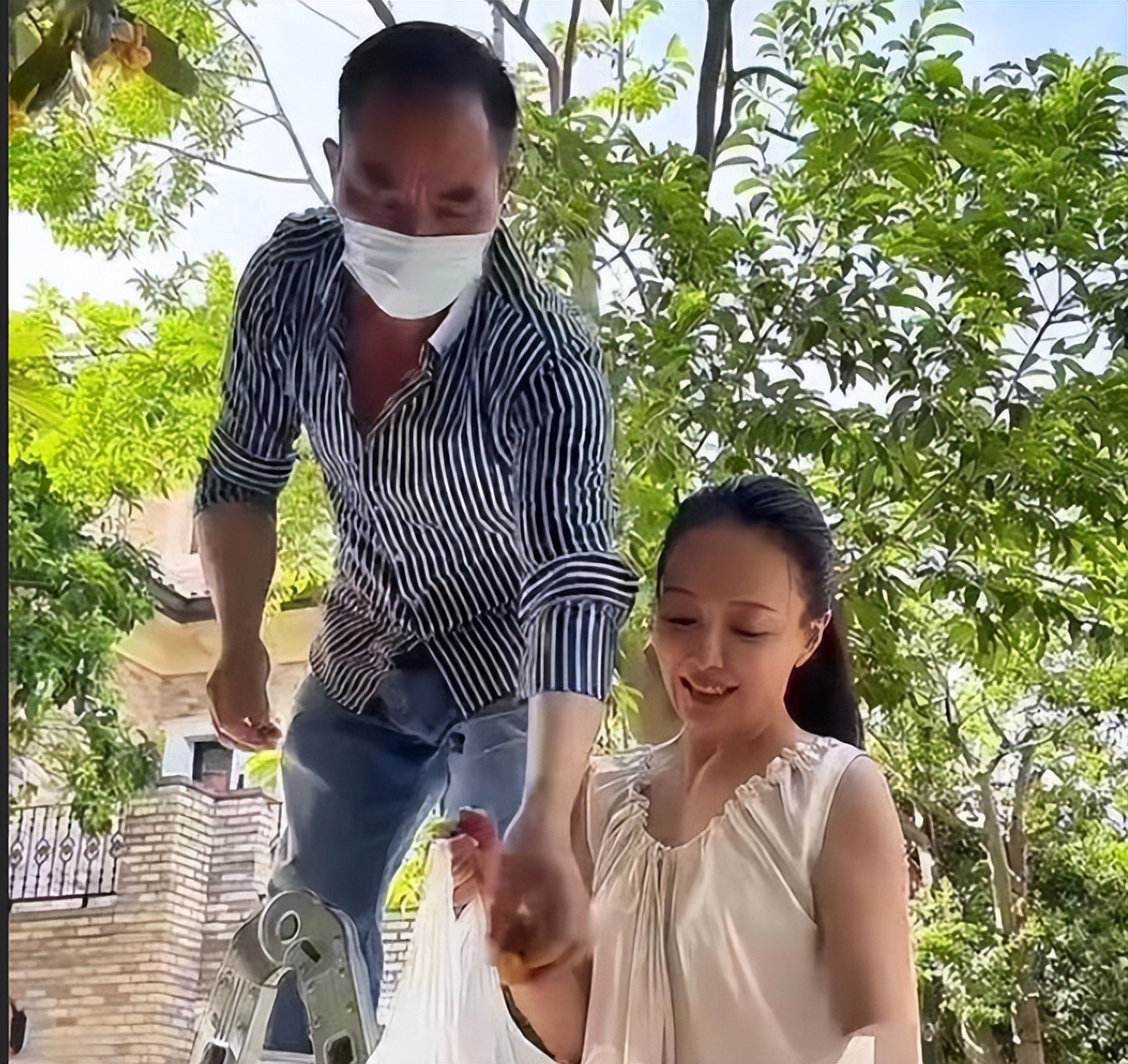 看到59岁于慧的上海大别墅,才知道她嫁给圈外医生,到底有多精明